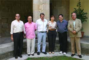 La vicepresidenta y el alcalde de San José de Chiquitos (con camisa azul, junto a Dolores Pallero, y otros asistentes a la reunión.