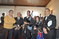 Salvador Fernández Moreda con los marineros que tocarán las gaitas en la banda de la Armada uruguaya.