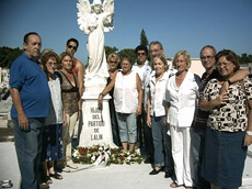 Directivos de Hijos del Partido de Lalín en el Panteón Social del Cementerio Cristóbal Colón de La Habana.