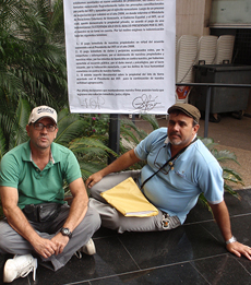 Los hermanos Solórzano a las puertas del Consulado de España en Caracas dieron a conocer su manifiesto.