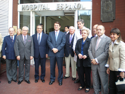 Mañueco y Colsa fueron recibidos por los directivos del Hospital Español