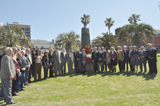 Directivos y representantes de la colectividad española en la ofrenda floral ante el monumento a Isabel la Católica en Montevideo.