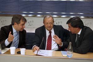 Los diputados Jordi Xuclá (CiU), José María Benegas (PSOE) y José Antonio Bermúdez de Castro (PP) ofrecieron una rueda de prensa conjunta en el Congreso para presentar la reforma de la Ley Electoral.