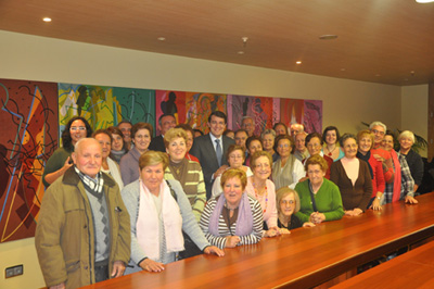 Fernández Mañueco con los residentes en Bruselas.