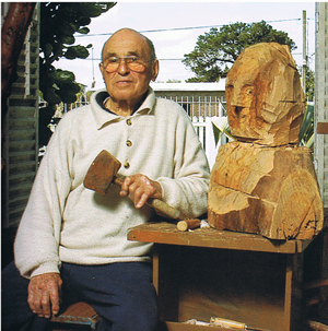 Eduardo Martínez ‘O Cañotas’ trabajando en una de sus esculturas.