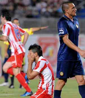 El Kun Agüero lamenta una ocasión fallada ante el Las Palmas.