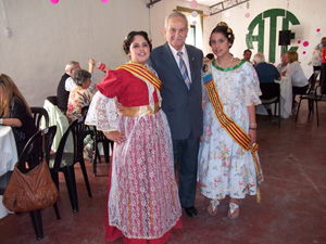 José Marco Vallés con la Fallera Mayor Infantil y la Reina del Foc Infantil.