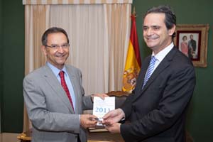 El consejero Jorge Rodríguez entrega los Presupuestos al presidente del Parlamento, Antonio Castro.