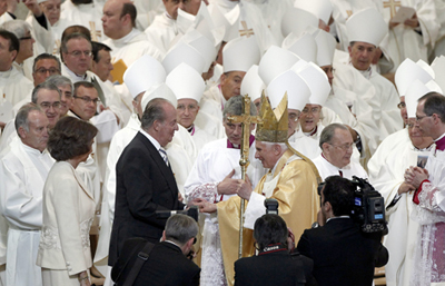 El Papa con los Reyes en la Sagrada Familia.