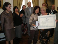 Dolores Rial, íntima amiga de Maruxa Boga, recogió la Medalla de la Emigración de manos de Pilar Pin ante Anna Terrón (izq.).