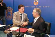 Gómez Besteiro y José Manuel García tras la firma del convenio.