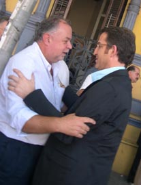 El diputado Jaime Mario Trobo saluda al presidente de la Xunta de Galicia, Alberto Núñez Feijóo, en un viaje de éste a Uruguay.