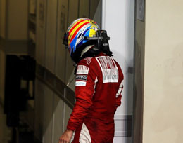 Fernando Alonso camina cabizbajo en Abu Dhabi.