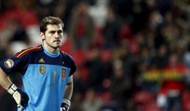 Iker Casillas en un momento del partido ante Portugal.