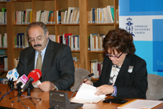 Ramón Villares y Carmen Caffarel firmaron el convenio de colaboración.