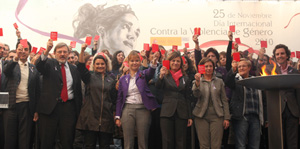 Pajín (centro) en el acto institucional de homenaje a las víctimas.