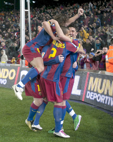 Los jugadores del Barça celebran el tercer gol al Real Madrid lograro por Villa.