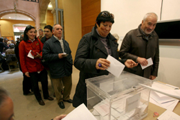 Votantes ejerciendo su derecho en Tarragona el día de la jornada electoral.