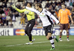 Soldado celebra el segundo gol del Valencia ante el Bursasport turco.