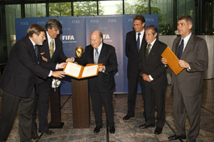 Los representantes de la candidatura Ibérica con el presidente de la FIFA, Joseph Blatter.