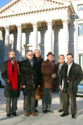 Representantes de la Plataforma tras la ronda de reuniones en el Congreso  de los Diputados.