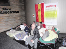 Los hermanos Solórzano se han situado de nuevo a las puertas del Consulado de España en Caracas.