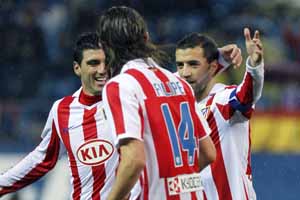 Simao, derecha, celebra con sus compañeros el gol que logró ante el Espanyol.