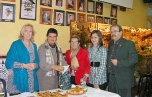 Gotzone Mora (en el medio), en la asociación andaluza de Requena.