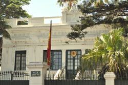 Fachada principal del Consulado General de España en Montevideo, en la calle Libertad.