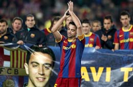 Xavi Hernández fue homenajeado antes del partido frente al Levante al cumplir 549 partidos con el Barcelona, superando a ‘Migueli’.