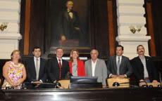 Quiroga, en el centro, posa junto a diputados bonaerenses al término de su recorrido por el palacio legislativo.