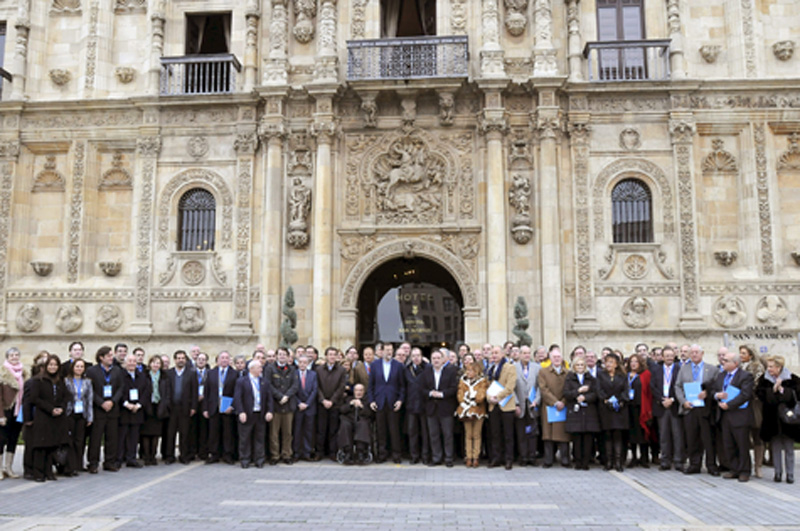 El líder del PP, Mariano Rajoy, y otros dirigentes del partido posan con los representantes en el extranjero en la clausura de la Cumbre del PP en el Exterior.