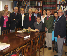 Núñez Feijóo firmando en el Libro de Oro del Centro Gallego de Santander rodeado por la directiva de la entidad.