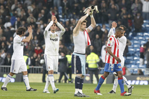 Los jugadores del Real Madrid saludan a la afición tras derrotar al Atlético de Madrid.