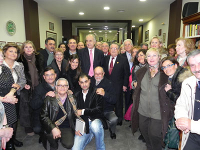 Rafael Blasco junto a los diputados y los miembros de la Asociación Valenciana de Sevilla.