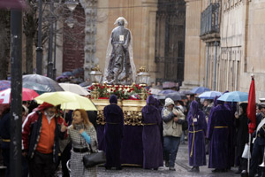 Miles de personas en las procesiones de Semana Santa, algunas anuladas ...