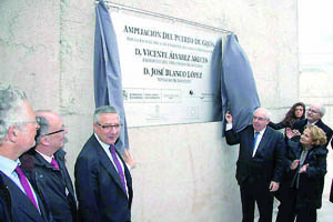 Descubrimiento de la placa inaugural de la ampliación de El Musel.