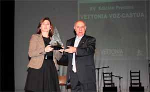 Dolores Pallero recibe el premio de Andrés Martín Clavero.