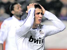 Cristiano Ronaldo se lamenta en el partido ante Osasuna.
