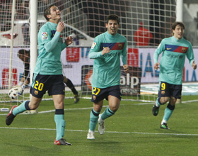 El delantero holandés del Barça, Ibrahim Afellay, celebra su gol, tercero de su equipo ante el Almería.