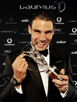 Rafa Nadal con el Premio Laureus al mejor deportista de 2010.