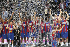 Los jugadores del Regal Barcelona celebran la victoria.