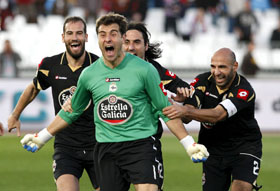 Eufórico Aranzubía tras lograr el gol del empate ante el Almería.