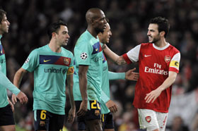 El capitán del Arsenal, el español Cesc Fábregas, saluda a los jugadores del Barça al finalizar el partido.
