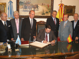 Caamaño firma el Libro de Oro del Club Español de Buenos Aires.