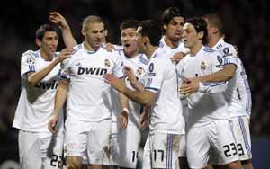Benzema recibe la felicitación de sus compañeros tras marcar el gol del Real Madrid.