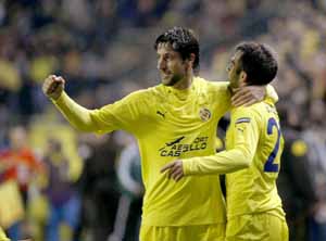 Capdevila y Rossi celebran el segundo gol del Villarreal.