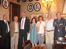 Pilar Pin con miembros de la Asociación Española de Córdoba.