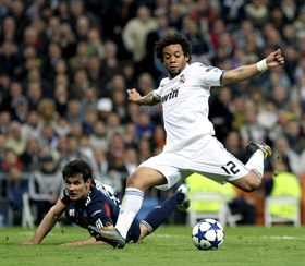 Marcelo dispara a puerta para lograr el primer gol del Real Madrid ante el Olympique de Lyon.
