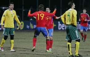 Fernando Llorente abraza a Xavi Herández tras lograr éste el primer gol de España.